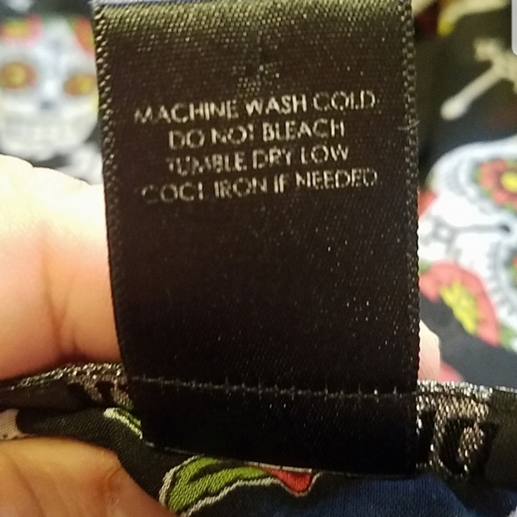 SKULLS AND ROSES SLEEVELESS GOTHIC TOP - Picture 8 of 8